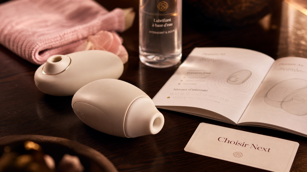 Quel womanizer choisir : Pleasure Air sur table, embout silicone et lubrifiant