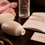 Quel womanizer choisir : Pleasure Air sur table, embout silicone et lubrifiant
