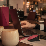 Signes de flirt au travail : indices corporels et comportements au bureau