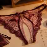 String ouvert en dentelle bordeaux et rose poudré, sur table, accessoires de choix