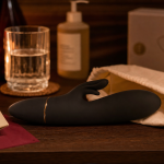Vibromasseur noir rabbit en silicone sur table de nuit