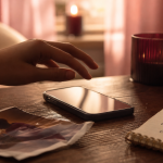 Comment oublier une personne qu’on aime : distance d’abord, smartphone et photo froissée
