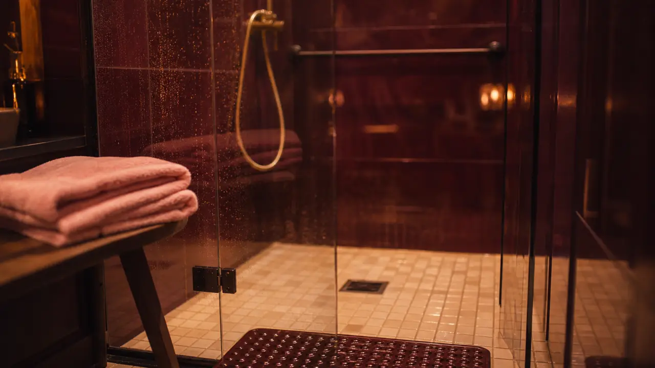 position sexe sous la douche : receveur antidérapant en douche