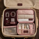 Idées cadeaux voyage : valise cabine ouverte, chargeur et adaptateur universel