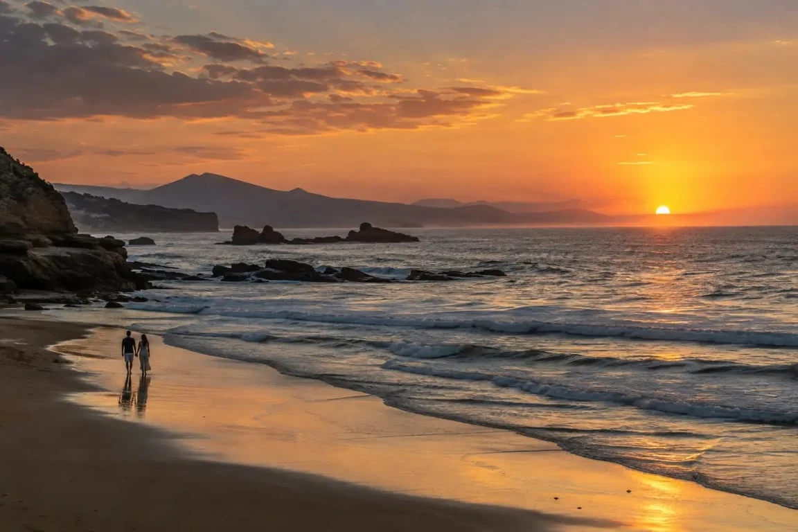 Vue romantique de Biarritz au coucher du soleil pour un séjour en love room à Biarritz
